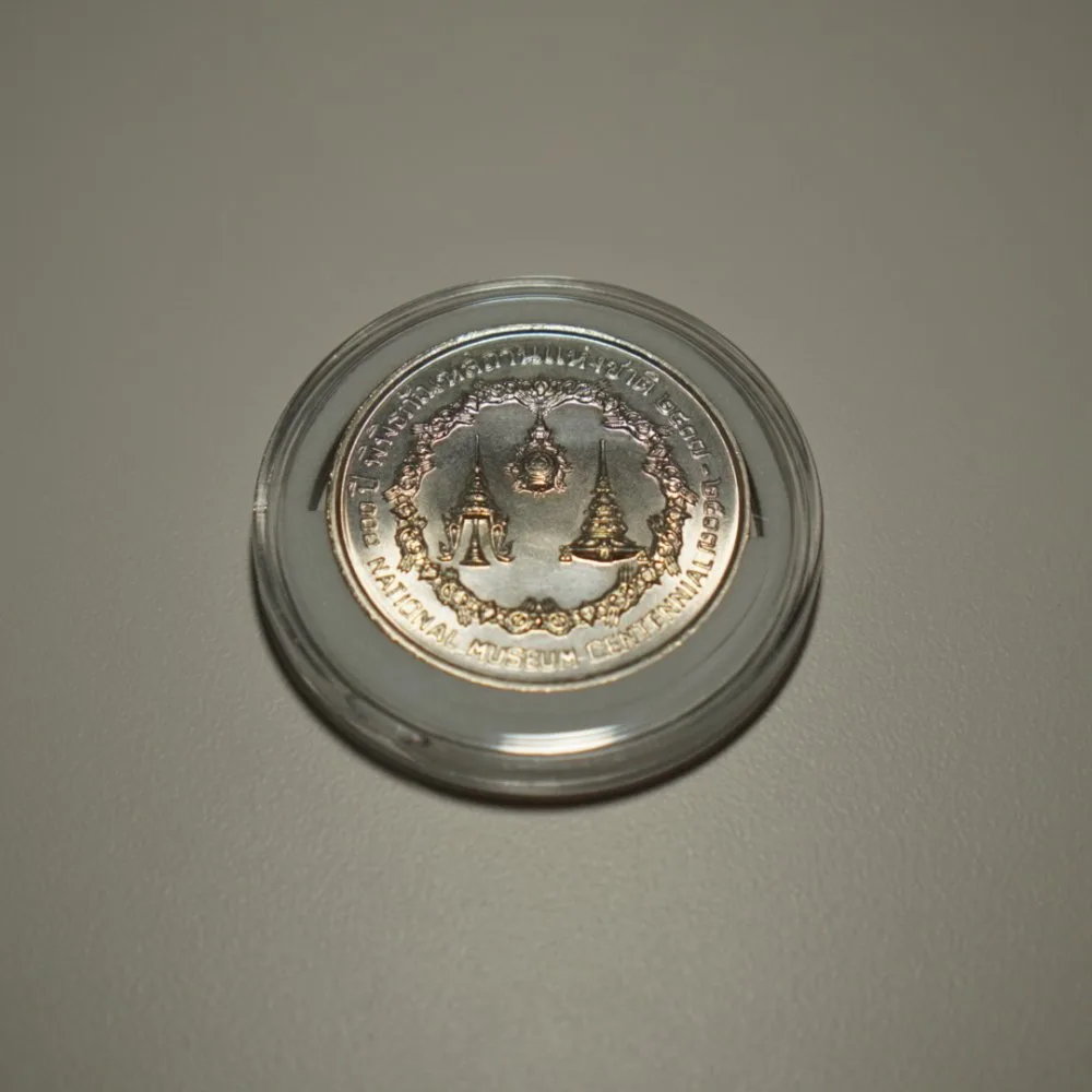 เหรียญ 50 บาท เหรียญกษาปณ์ที่ระลึกรัชกาลที่ 9 100 ปี แห่งการสถาปนาพิพิธภัณฑสถานแห่งชาติ — รูปที่ 2